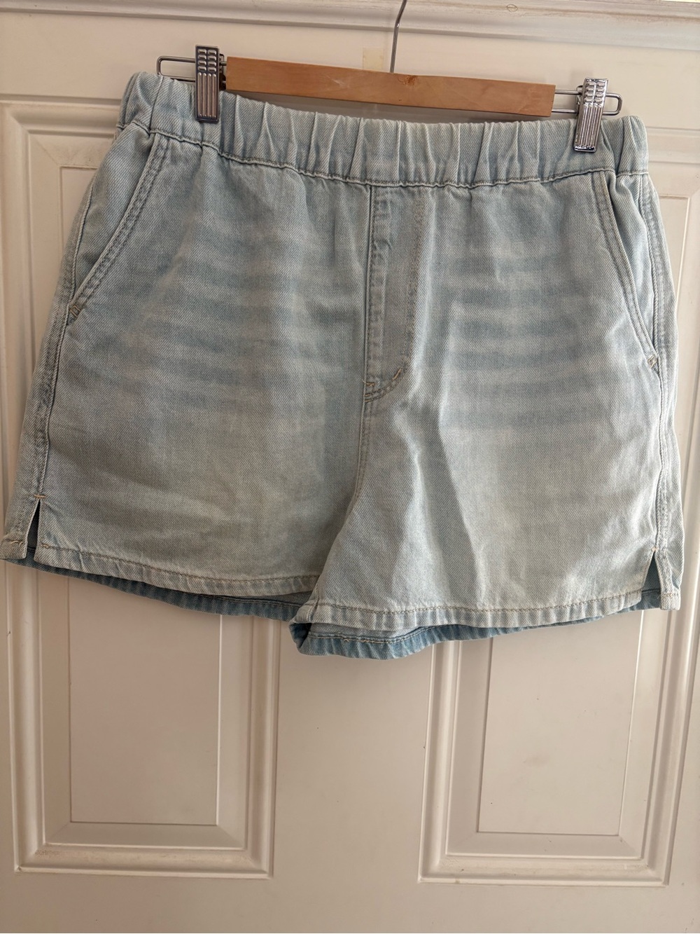 Judy Blue Light Wash Elastic Waist Denim Shorts size medium